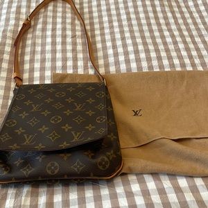 Excellent condition, rarely used. Lost card and receipt. Dust bag included